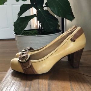 Cute Vintage distressed looking yellow/gold Nicole